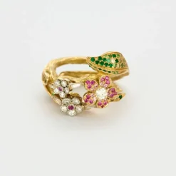 Bague à motif “Sakura” en or jaune, diamants, rubis, tsavorites, émeraudes et saphirs verts.