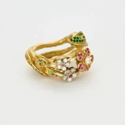 Bague à motif “Sakura” en or jaune, diamants, rubis, tsavorites, émeraudes et saphirs verts.