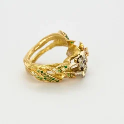 Bague à motif “Sakura” en or jaune, diamants, rubis, tsavorites, émeraudes et saphirs verts.