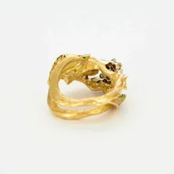 Bague à motif “Sakura” en or jaune, diamants, rubis, tsavorites, émeraudes et saphirs verts.