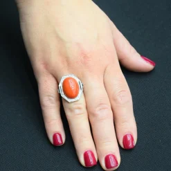 BAGUE - OR BLANC 18 KT - CABOCHON CORAIL