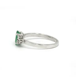 Bague - Or blanc, Diamants & Emeraude