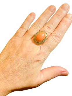 Bague 1940 or jaune cabochon corail et diamants taille ancienne