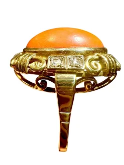 Bague 1940 or jaune cabochon corail et diamants taille ancienne