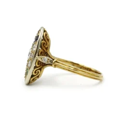 Bague - Or jaune diamants, émeraudes, saphirs et rubis.