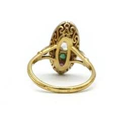 Bague - Or jaune diamants, émeraudes, saphirs et rubis.