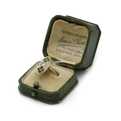 Bague - Or jaune diamants, émeraudes, saphirs et rubis.