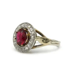 Bague - Or jaune, grenat et diamants