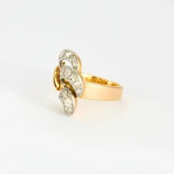 Bague 1940, or jaune, platine, diamants et rubis synthètiques