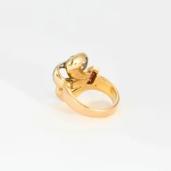 Bague 1940, or jaune, platine, diamants et rubis synthètiques