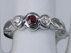 Bague 3 pierres Rubis et Diamants en or blanc