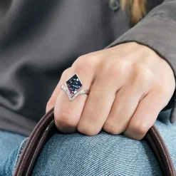 Bague aigrette en or gris diamants, saphirs, rubis