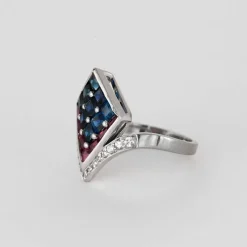 Bague aigrette en or gris diamants, saphirs, rubis