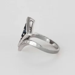 Bague aigrette en or gris diamants, saphirs, rubis