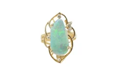 Bague ajourée en or jaune et opale d'Australie