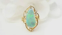 Bague ajourée en or jaune et opale d'Australie