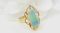 Bague ajourée en or jaune et opale d'Australie