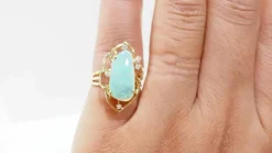 Bague ajourée en or jaune et opale d'Australie
