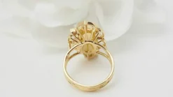Bague ajourée en or jaune et opale d'Australie