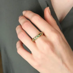 BAGUE ALLIANCE «PHŒBÉ» OR, ÉMERAUDES & DIAMANTS