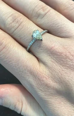Bague alliance sertie d'un diamant taillé poire de 0,75 carat