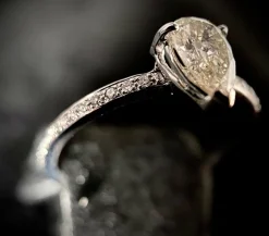 Bague alliance sertie d'un diamant taillé poire de 0,75 carat