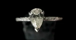 Bague alliance sertie d'un diamant taillé poire de 0,75 carat