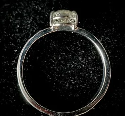 Bague alliance sertie d'un diamant taillé poire de 0,75 carat