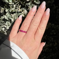 Bague Alliance Éternité Vintage en Or Blanc et Rubis Naturels