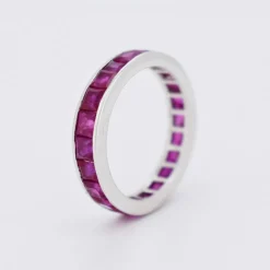 Bague Alliance Éternité Vintage en Or Blanc et Rubis Naturels