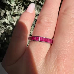 Bague Alliance Éternité Vintage en Or Blanc et Rubis Naturels