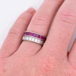 Bague Alliance Éternité Vintage en Or Blanc et Rubis Naturels