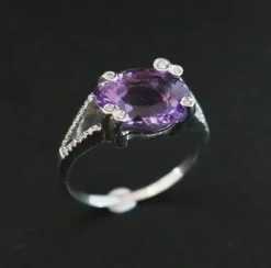 Bague Améthyste Et Diamants, Or Blanc 18 Carats.