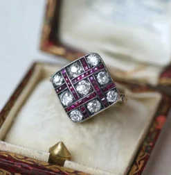Bague ancienne Damier Diamants et Rubis Calibrés