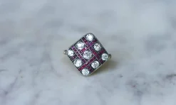 Bague ancienne Damier Diamants et Rubis Calibrés