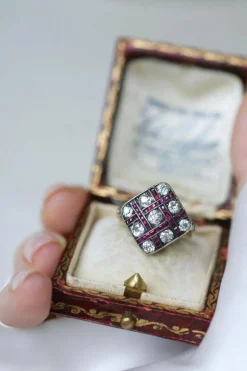 Bague ancienne Damier Diamants et Rubis Calibrés
