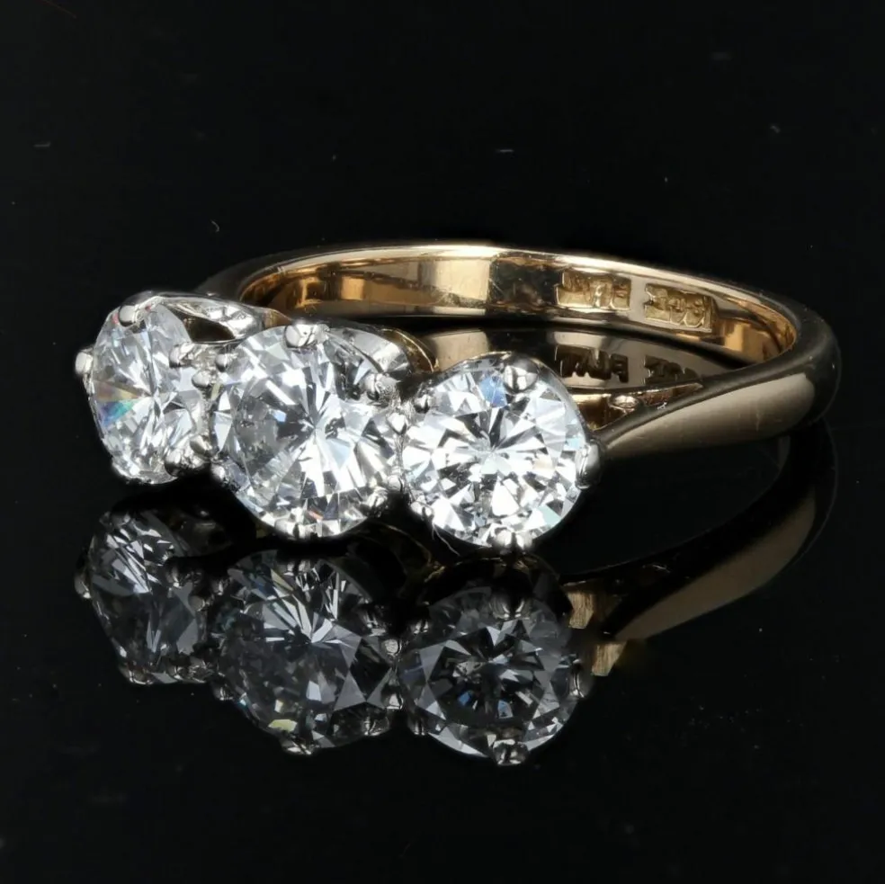 Bague ancienne diamants en jarretière