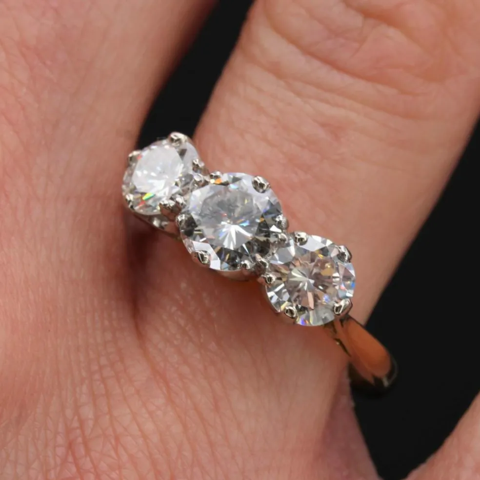 Bague ancienne diamants en jarretière