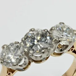 Bague ancienne diamants en jarretière