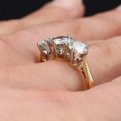 Bague ancienne diamants en jarretière