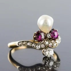 Bague ancienne duchesse rubis diamants et perle fine