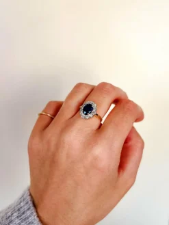 Bague ancienne en or bicolore avec saphir bleu et diamants