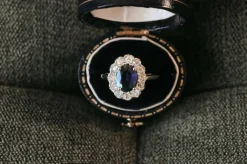Bague ancienne en or bicolore avec saphir bleu et diamants