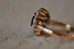 Bague ancienne en or bicolore avec saphir bleu et diamants