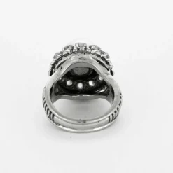Bague ancienne en or blanc, diamants et une perle.