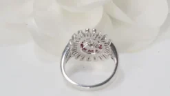 Bague ancienne en or blanc, rubis et diamants