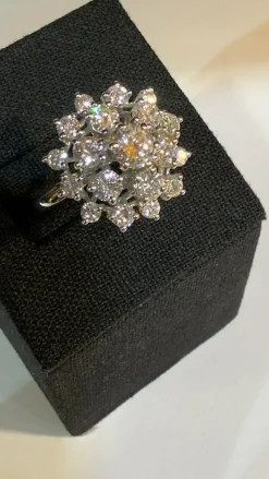 Bague ancienne en or blanc 18 carats et diamants