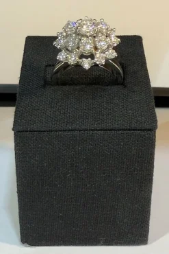 Bague ancienne en or blanc 18 carats et diamants