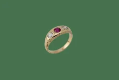 Bague ancienne en or jaune avec rubis et diamants