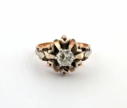 Bague ancienne en or jaune avec gros diamant central